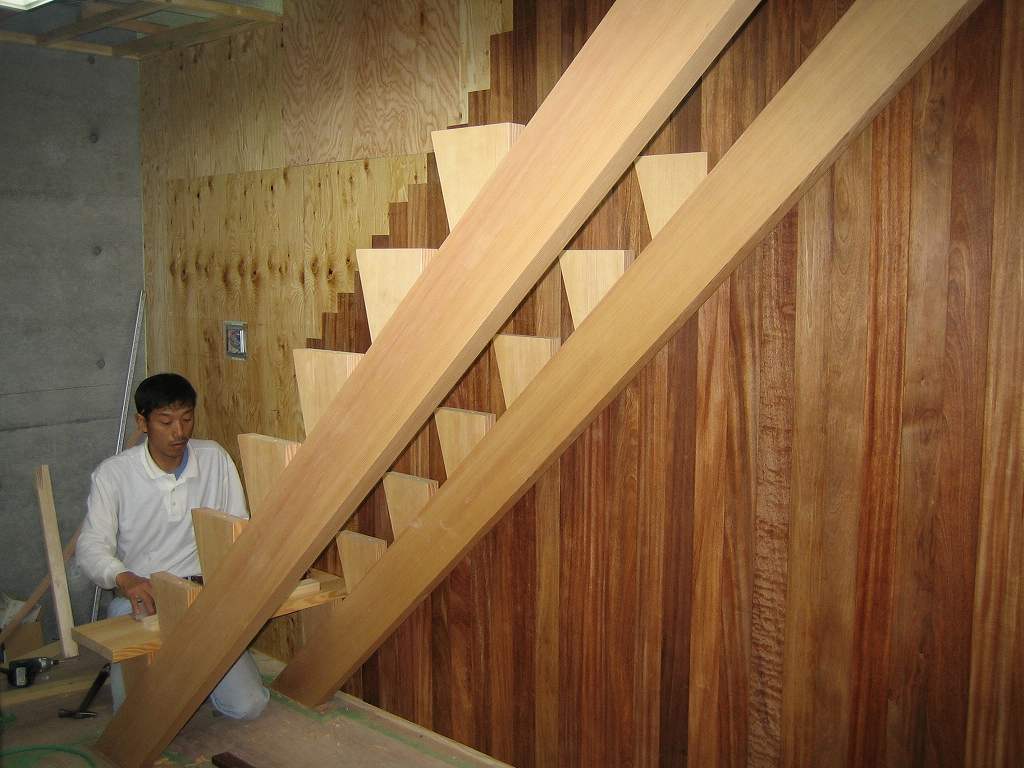 棟梁が階段を設置しています｜海田の家～新築
