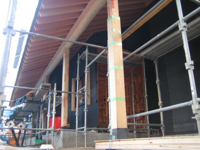 玄関前 軒の大きさがポイント