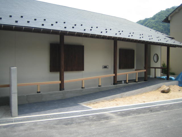 緩やかなスロープで玄関に | 加計の家～新築 | 広島の設計事務所｜TOM建築設計事務所