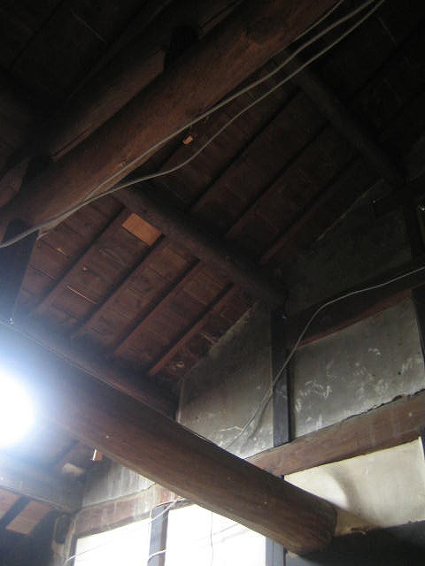 ３天井を解体すると大屋根を支える構造材がでてきました。とても立派です。.jpg
