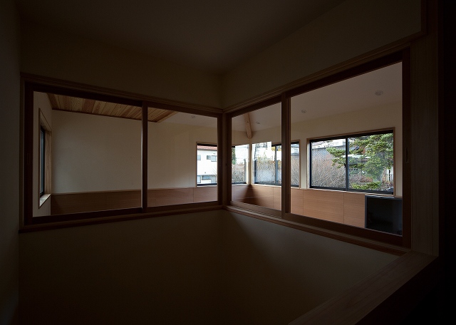 階段室の窓から梅を愛でる為の連続窓が抜けて見える | 公式ブログ | 広島の設計事務所｜TOM建築設計事務所